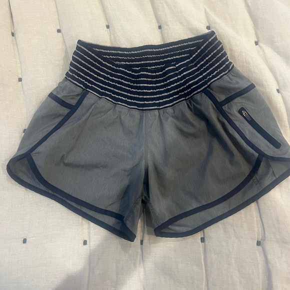 Lululemon Shorts Size 4 - Picture 3 of 4